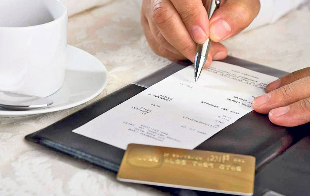 Românii, nemultumiti de impozitarea  bacsisului 