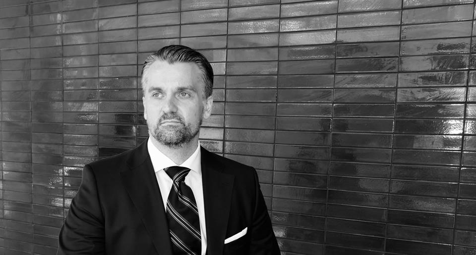 Interviu cu Cezar Ionașcu, avocatul care a înlocuit profesia cu consultanța vestimentară