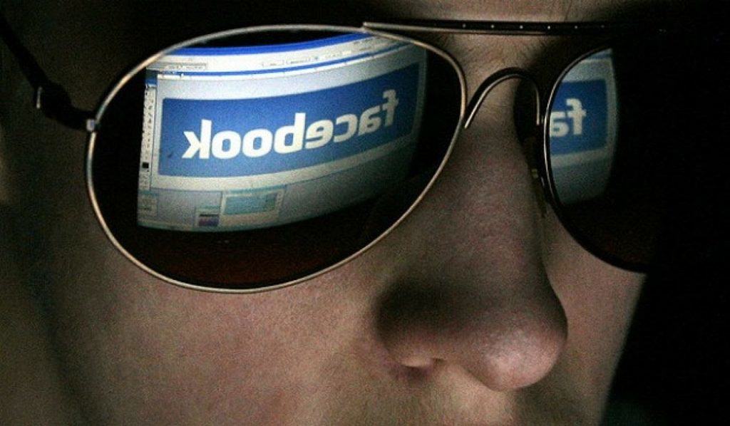 Amenda contraventionala data pentru jignirea unui politist pe Facebook. Decizia instantei