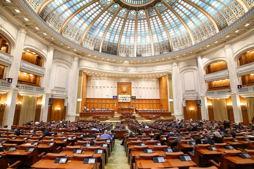 Parlamentul a adoptat Legea privind protecția avertizorilor în interes public